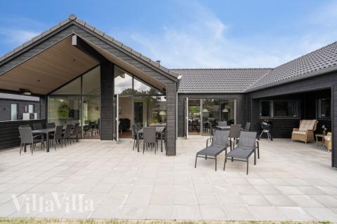 Njut av en grillkväll på terrassen i lyxstuga nr 597 i Sydjylland