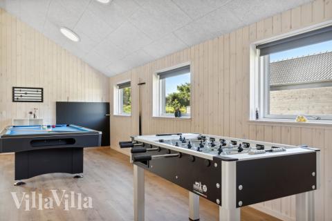 Tävla i sommarhusets aktivitetsrum när ni besöker lyxhus nr 597 i Sydjylland.