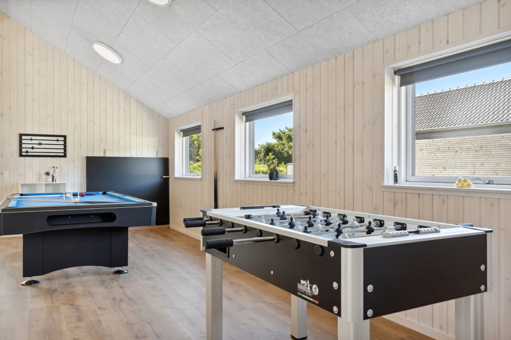 Tävla i sommarhusets aktivitetsrum när ni besöker lyxhus nr 597 i Sydjylland.