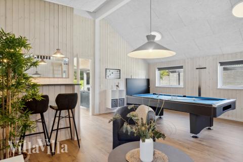 Förutom de många timmar som du kan tillbringa i stugans poolavdelning erbjuder lyxstuga 597 även biljard, bordtennis och dart