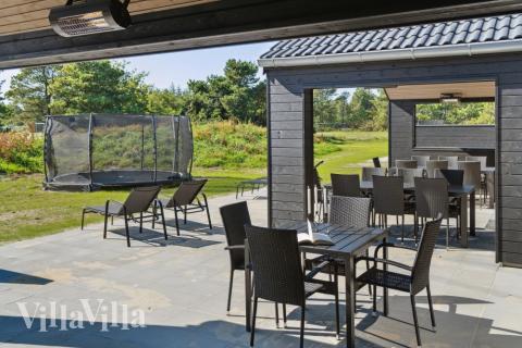 Lyxstuga nr 597 har en härlig terrass med sköna trädgårdsmöbler för 18 personer.