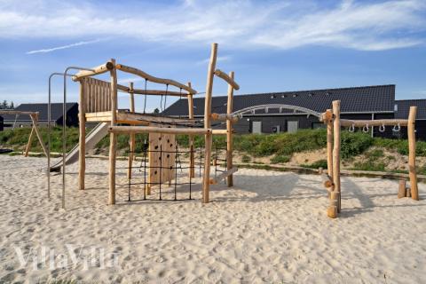 Till den trevliga sommarstugan nr 597 i Sydjylland erbjuds en mängd utomhusaktiviteter, t.ex. lektorn och gungor