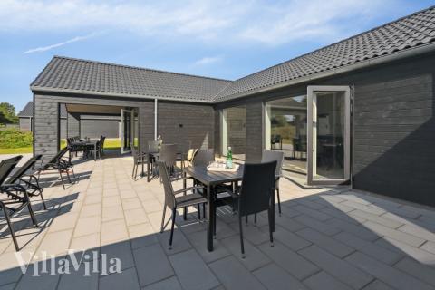 På terrassen i sommarhus nr 598 finns det plats för upp till 20 gäster.