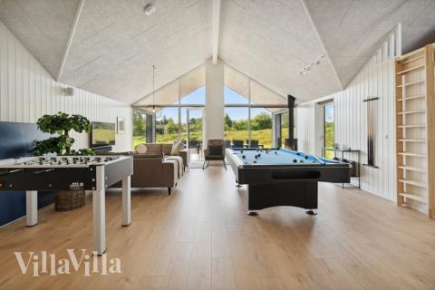 Tävla i sommarhusets aktivitetsrum när ni besöker lyxhus nr 598 i Sydjylland.