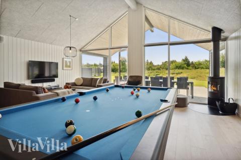 Aktivitetsrum i lyxstuga nr 598 med 8 sovrum och plats för 20 personer.