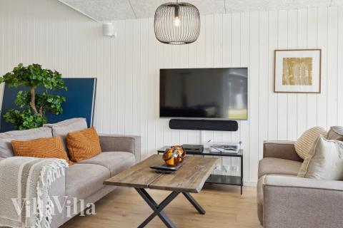 I soffhörnan i lyxstuga 598 i Sydjylland kan ni spela brädspel eller titta på film tillsammans.