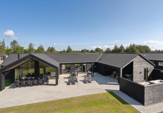 Den praktfulla poolstugan nr 598 med plats för 20 personer ligger i Sydjylland