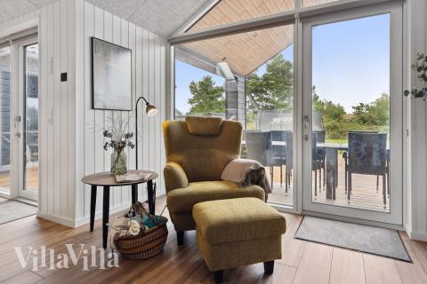 I soffhörnan i lyxstuga 599 i Sydjylland kan ni spela brädspel eller titta på film tillsammans.