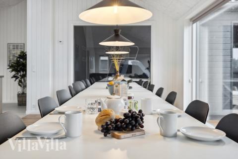 Ni kan sitta 16 personer tillsammans i vardagsrummet när ni besöker lyxhus nr 599 i Sydjylland.