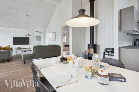 Vardagsrummet i lyxstuga nr. 599 har plats för 16 personer.