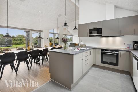 Köket i lyxstuga nr 599 är utrustat så att ni kan laga mat till 16 personer.