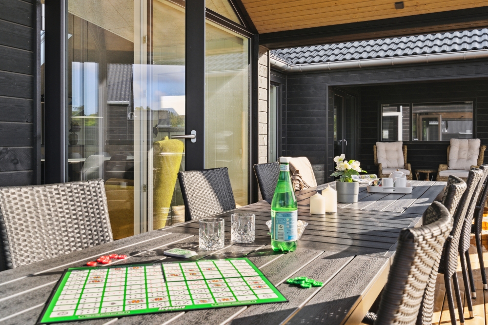 På terrassen i sommarhus nr 599 finns det plats för upp till 16 gäster.