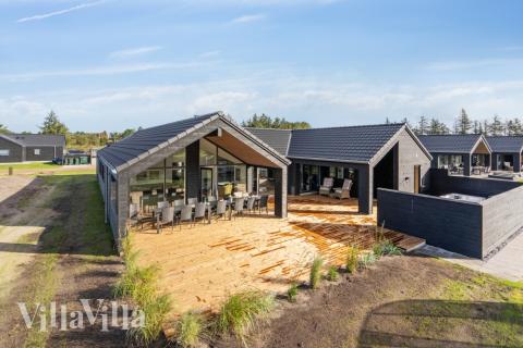 Den praktfulla poolstugan nr 599 med plats för 16 personer ligger i Sydjylland