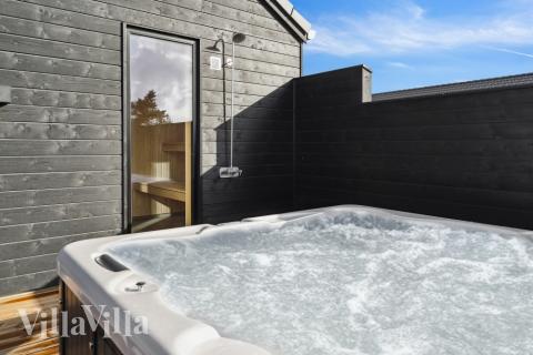 Lyxstuga nr 599 erbjuder bland annat ett härligt spabad