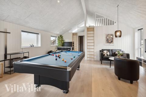 Aktivitetsrum i lyxstuga nr 600 med 7 sovrum och plats för 18 personer.