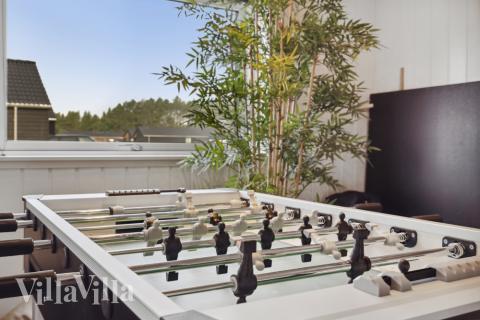 Lyxstuga 600 för 18 personer har ett stort aktivitetsrum med bl.a. biljard och dart