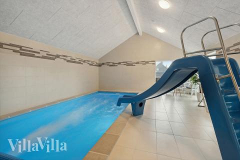 Sommarstuga 600 är inredd med en smakfull poolavdelning som har vattenrutschbana, ett stort inbyggt spapad och bastu