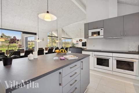 Köket i lyxstuga nr 600 är utrustat så att ni kan laga mat till 18 personer.