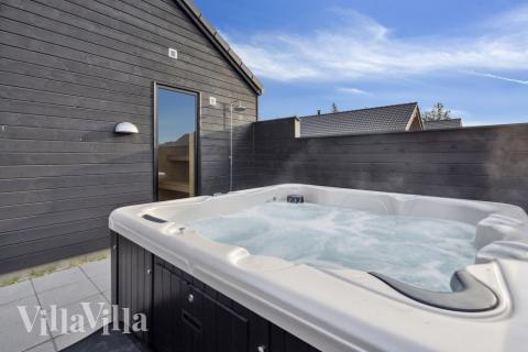 Njut av spabadets värme i lyxstuga nr 600 i Sydjylland