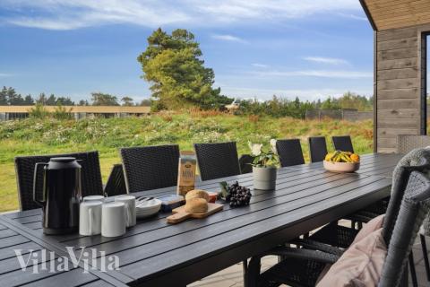 Njut av en grillkväll på terrassen i lyxstuga nr 600 i Sydjylland