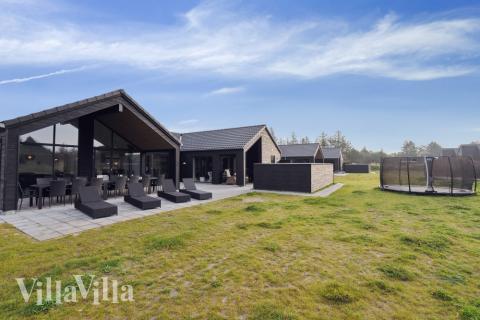 Den praktfulla poolstugan nr 600 med plats för 18 personer ligger i Sydjylland