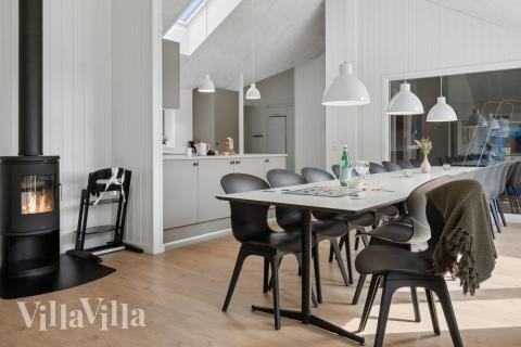 Ni kan sitta 16 personer tillsammans i vardagsrummet när ni besöker lyxhus nr 595 i Sydjylland.