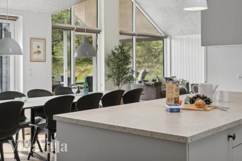 Köket i lyxstuga nr 595 är utrustat så att ni kan laga mat till 16 personer.