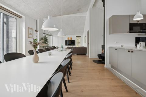 Vardagsrummet i lyxstuga nr. 595 har plats för 16 personer.