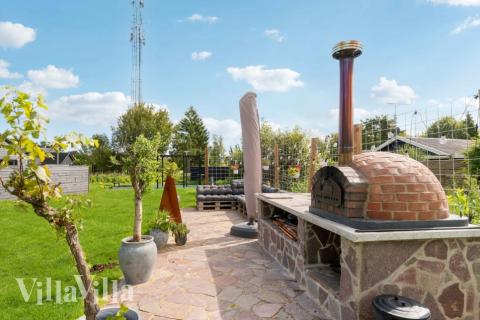 Till den trevliga sommarstugan nr 582 i Nordsjälland erbjuds en mängd utomhusaktiviteter, t.ex. lektorn och gungor