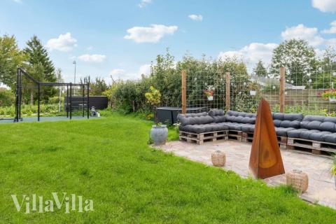 Förutom de många timmar som du kan tillbringa i stugans poolavdelning erbjuder lyxstuga 582 även många utomhusaktiviteter