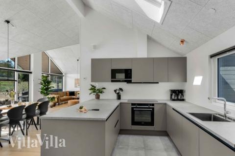 Köket i lyxstuga nr 582 är utrustat så att ni kan laga mat till 14 personer.