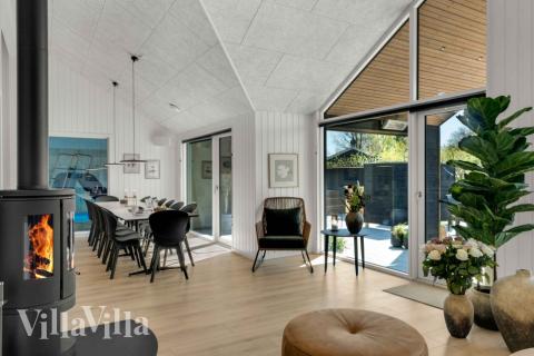 I soffhörnan i lyxstuga 582 i Nordsjälland kan ni spela brädspel eller titta på film tillsammans.