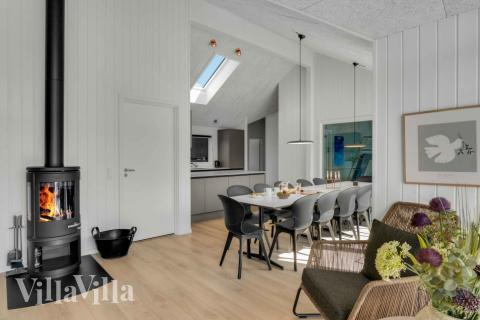 Det stora ljusa vardagsrummet i lyxstuga nr 582 för 14.