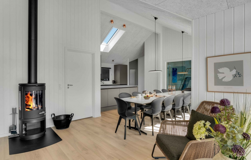 Det stora ljusa vardagsrummet i lyxstuga nr 582 för 14.