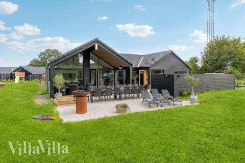 Den tjusiga sommarstugan nr 582 med gott om plats för upp till 14 personer