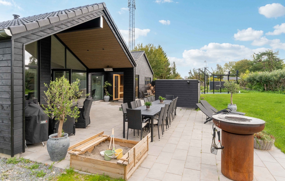 Lyxstuga nr 582 har en härlig terrass med sköna trädgårdsmöbler för 14 personer.