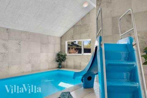 Sommarstuga 582 är inredd med en smakfull poolavdelning som har vattenrutschbana, ett stort inbyggt spapad och bastu