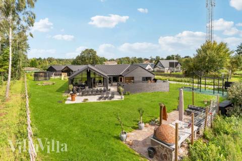 Den praktfulla poolstugan nr 582 med plats för 14 personer ligger i Nordsjälland