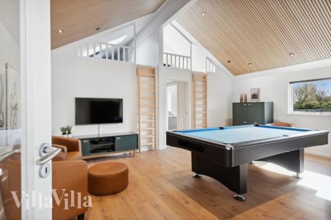 Lyxstuga 584 för 14 personer har ett stort aktivitetsrum med bl.a. biljard och dart