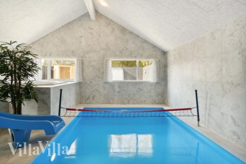 Den härliga poolen i lyxstuga nr 584 för 14 personer