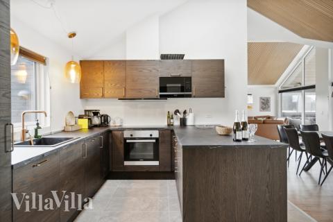 Köket i lyxstuga nr 584 är utrustat så att ni kan laga mat till 14 personer.