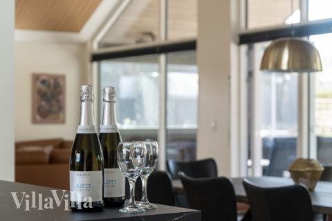 Det stora ljusa vardagsrummet i lyxstuga nr 584 för 14.