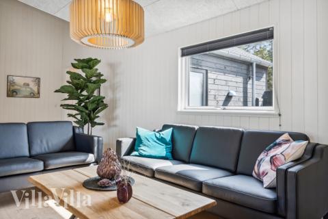 I soffhörnan i lyxstuga 585 i Vestjylland kan ni spela brädspel eller titta på film tillsammans.