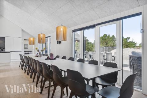 Det stora ljusa vardagsrummet i lyxstuga nr 585 för 24.