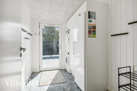 Den rymliga entrén i lyxstuga nr 585 i Vestjylland