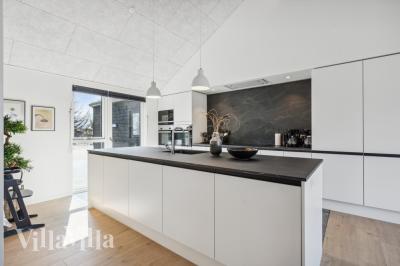 Köket i lyxstuga nr 585 är utrustat så att ni kan laga mat till 24 personer.