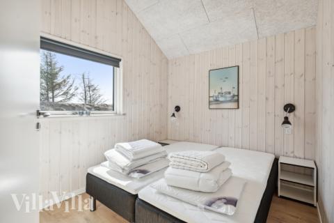 Ett av de 9 utmärkta sovrummen i lyxstuga nr 585 i Vestjylland.
