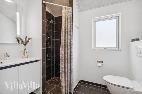 Ett duschrum finns i lyxstuga nr 585 för 24 personer.