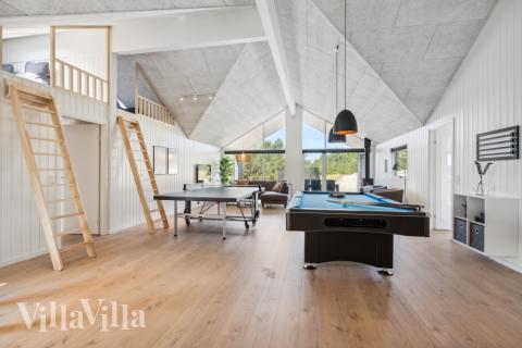 Lyxstuga 585 för 24 personer har ett stort aktivitetsrum med bl.a. biljard och dart