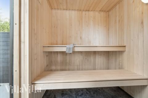 Njut av bastuvärmen i lyxstuga nr 585 för 24 personer